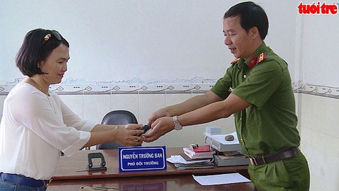Cảnh sát hình sự nhặt của rơi trao trả người mất