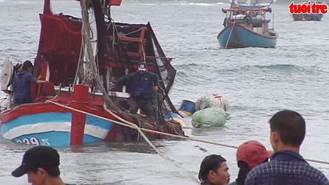 Hàng trăm người cứu tàu cá cùng 8 ngư dân gặp nạn trên biển