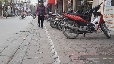Kẻ xong vạch vôi, đường dành cho người đi bộ chỉ còn 20 cm