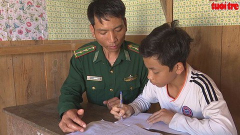 Bộ đội biên phòng nuôi học sinh Việt – Lào khó khăn