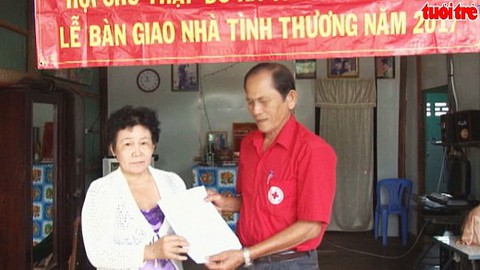 Tận dụng gỗ tự trồng, cất nhà cho hộ nghèo