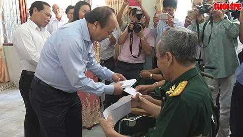 Thủ tướng Nguyễn Xuân Phúc thăm và tặng quà cho thương binh Long Đất