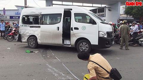 Xe tải đâm xe khách xoay 360 độ, nhiều người bị thương