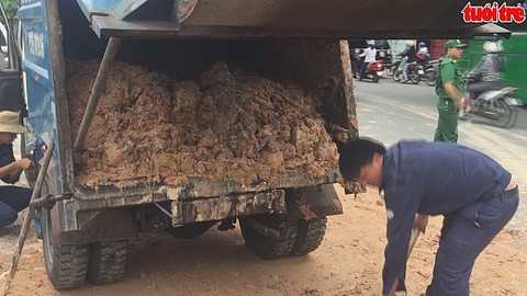 Xe ben đổ hàng tấn bùn đất vương vãi trên đường
