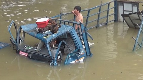 NINH THUẬN: Xe tải chở gà mất lái lao xuống sông