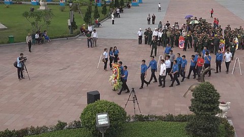 Dâng hương, trao quà gia đình thương binh, liệt sĩ tại Quảng Trị