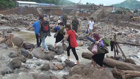 Lũ cắt đứt tuyến huyết mạch nối Mù Cang Chải - Mường La