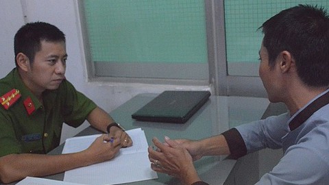 Nổ 2 phát súng khống chế thanh niên cầm dao chống đối cảnh sát (