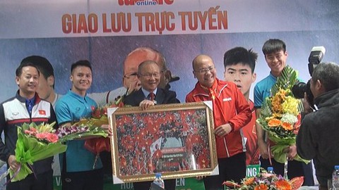 Ba thành viên trong đội tuyển U23 VN giao lưu cùng bạn đọc báo Tuổi Trẻ