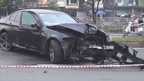 Xe biển số ngoại giao húc gãy đôi cây xanh, trụ đèn