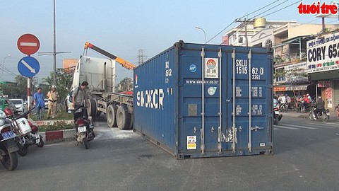 Người đi đường hú vía khi thùng container rơi ra đường