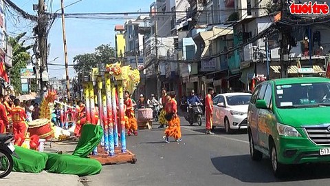 Lấn chiếm lòng đường múa lân gây nguy hiểm và cản trở lưu thông