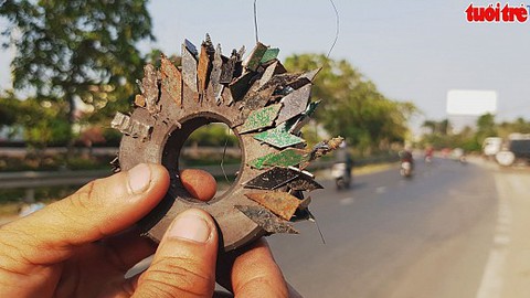 Người nhặt ve chai nhặt từng miếng đinh chống “đinh tặc”