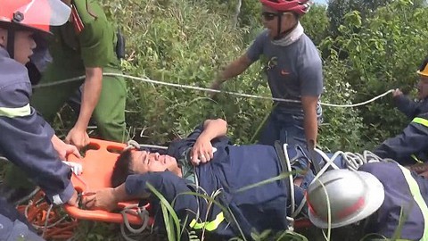 Cứu người chơi dù lượn bị té ngã trên núi Sơn Trà