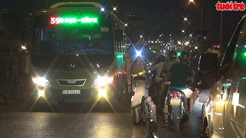 Cô gái trẻ chết thảm dưới bánh xe buýt