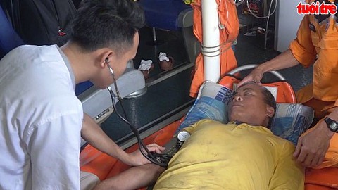 Vượt hơn 300 hải lý cứu ngư dân bị nạn trên vùng biển Hoàng Sa