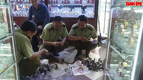 Kiểm tra 20 gian hàng tại chợ Bến Thành: phát hiện hàng giả và hàng lậu