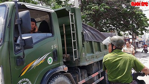 Xe ben leo lề làm sụp đường, tài xế cố thủ trong cabin