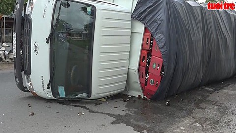 Lật xe chở bia, chắn ngang quốc lộ 61