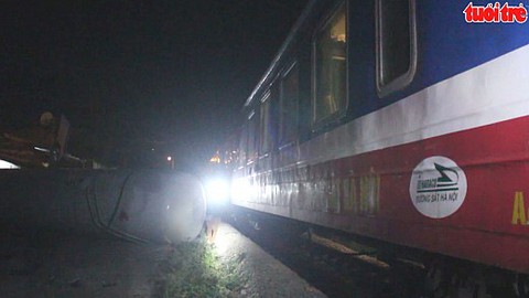 Lại tai nạn tàu hỏa: tông xe bồn chở gas văng xa cả chục mét