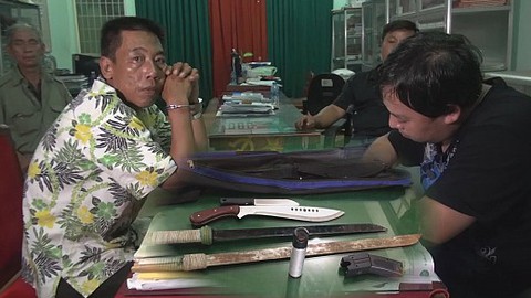 Mang hung khí nóng đi đòi nợ thuê, đề nghị xử phạt một giám đốc