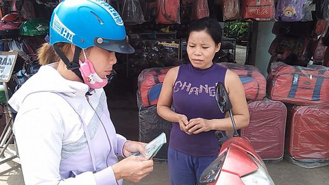 Người phụ nữ một mình tranh giành với đám đông nhặt tiền trả lại khổ chủ