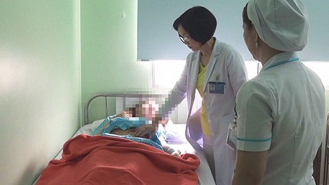 Sinh viên 20 tuổi mang khối u buồng trứng 18 kg