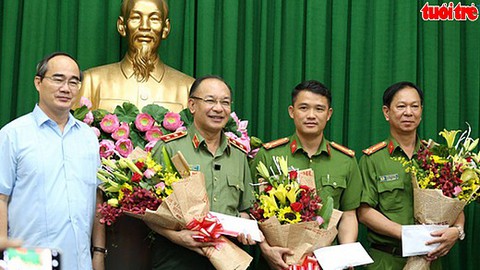 Khen thưởng các đơn vị phá án vụ khủng bố trụ sở công an phường