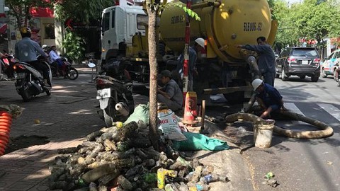 Lãnh đạo TP.HCM xin lỗi công nhân thoát nước