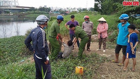 Dùng xuồng máy truy bắt trộm nắp cống trên mặt cầu