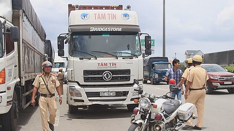 CSGT TP.HCM “đột kích bãi xe di động”, tài xế chạy nháo nhào