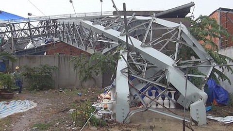 Biển quảng cáo “khủng” ngã làm 3 người thương vong