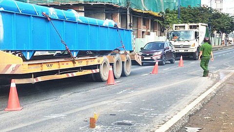Hai người đi bộ qua đường bị xe tông chết