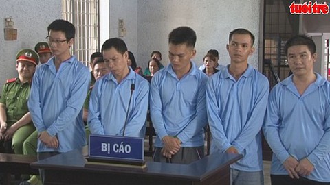 Hơn 61 năm tù cho nhóm bị cáo làm giả giấy tờ chiếm đoạt 4 ô tô