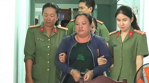 Bắt nghi can lưu hành hàng chục ngàn đô la giả