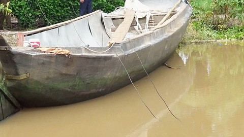 Vướng vào dây điện giăng ngang sông, người chạy ghe tử vong