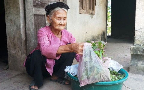 Cụ bà 83 tuổi ở Thanh Hóa lên Ủy ban xã nằng nặc xin trả sổ hộ nghèo