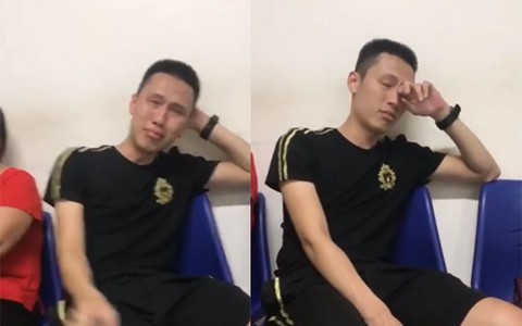Lần đầu được làm bố, thanh niên chờ vợ đẻ ngồi khóc nức nở ở hành lang bệnh viện