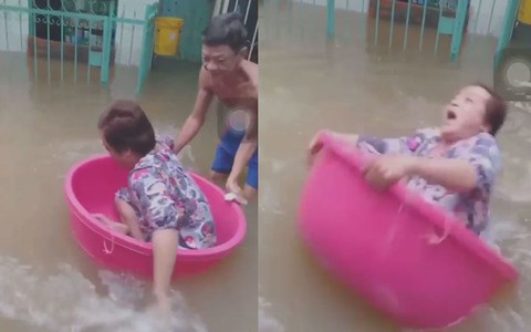 Người phụ nữ lấy chậu làm thuyền thúng bơi trong hẻm triều cường ở Cần Thơ