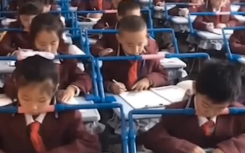 Cách để học sinh ngồi đúng thế thẳng lưng viết bài