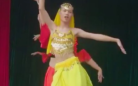 Cả trường trầm trồ trước điệu múa belly dance của 7 nam sinh mừng 20-11