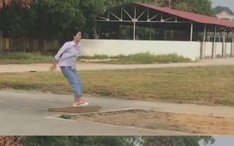 Khi con gái học nhảy xa