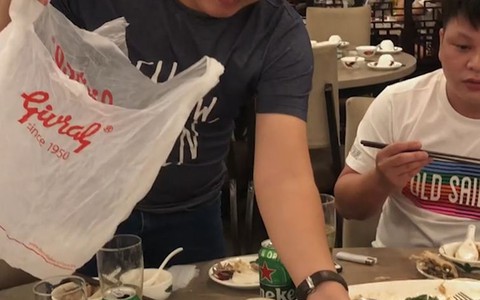 "Đi ăn nhà hàng không nên lãng phí đồ ăn"