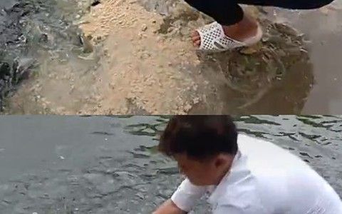 Nam thanh niên dùng rổ bắt bầy cá trong một nốt nhạc