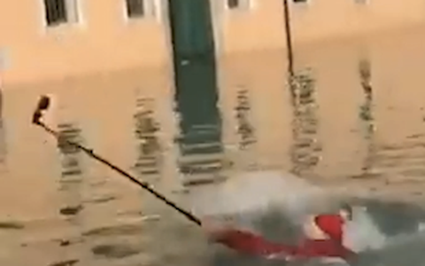 Du khách 'chụp ảnh tự sướng' khổ sở giữa Venice mênh mông nước