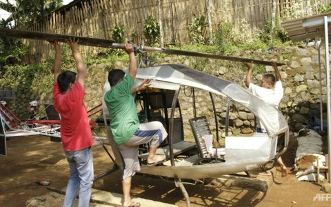 Ngán ngẩm cảnh kẹt xe, người đàn ông Indonesia tự chế tạo trực thăng