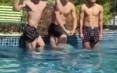 Đức Chinh đứng hình trước anh em Bùi Tiến Dũng khoe body 6 múi