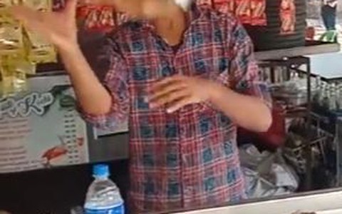 Thanh niên làm vỡ toang ly trà sữa khi biểu diễn bartender