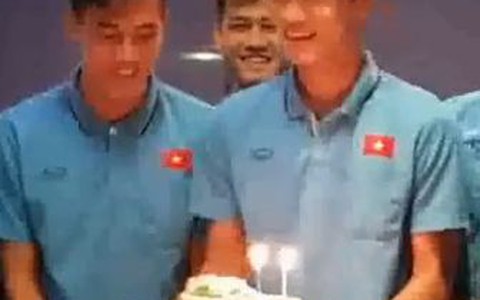 Thầy Park "cưỡng hôn" Hoàng Đức trong tiệc mừng sinh nhật