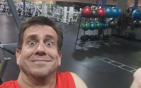 Hiểu lầm tên của phòng gym, anh chàng bị nhốt trong đêm một mình